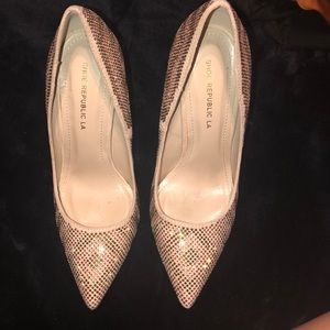 Nude pumps